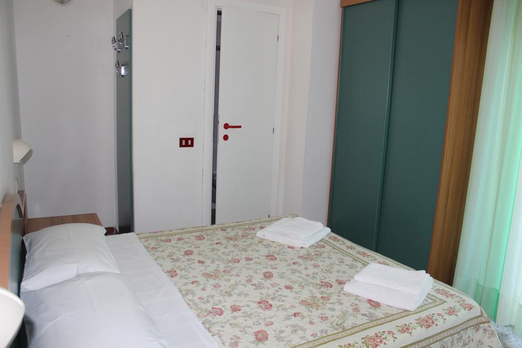 Hotel Santini Римини Номер фото