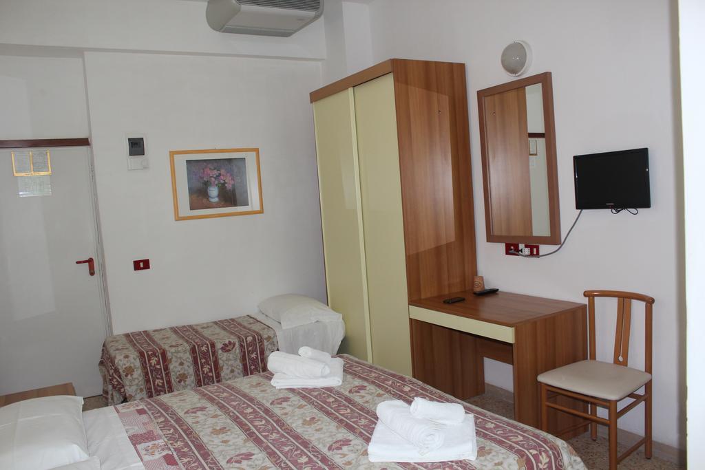 Hotel Santini Римини Номер фото