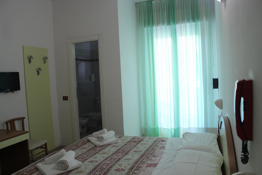 Hotel Santini Римини Номер фото