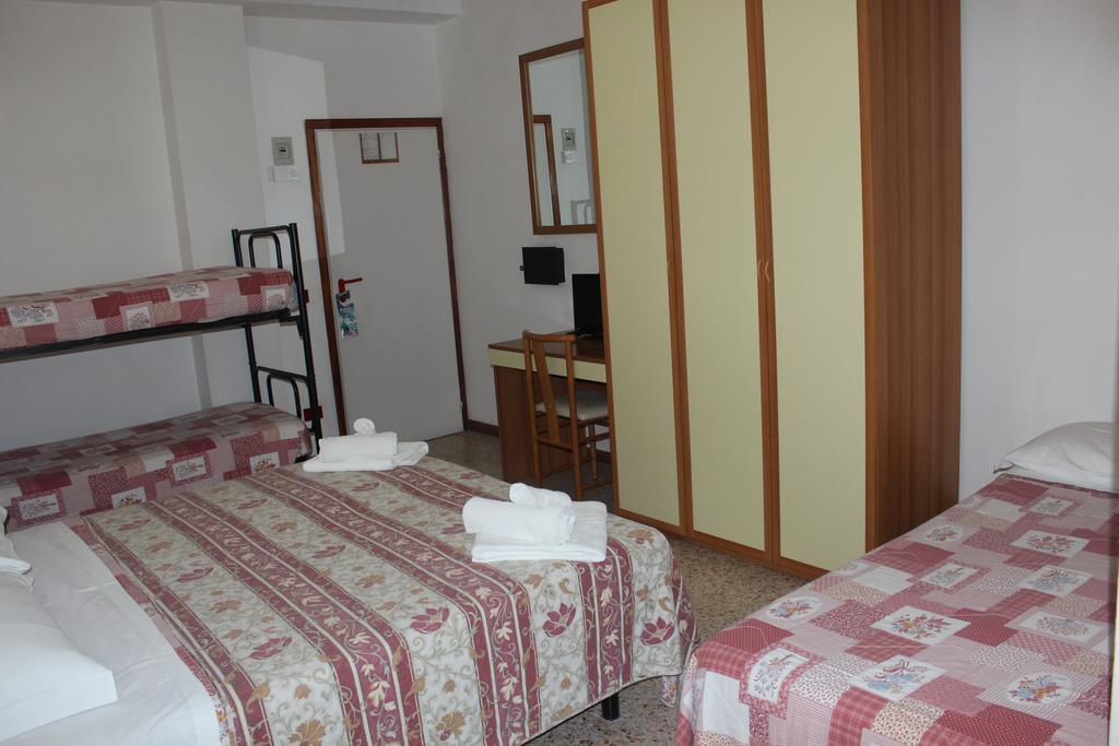 Hotel Santini Римини Номер фото